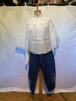 Saia branca com barrado floral azul