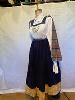 Saia azul com barrado quadriculado amarelo